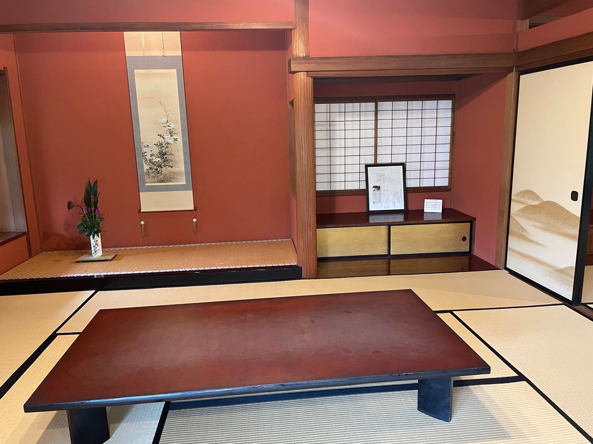 建物は和洋折衷の建築。思っていたよりも広くてびっくりしました。