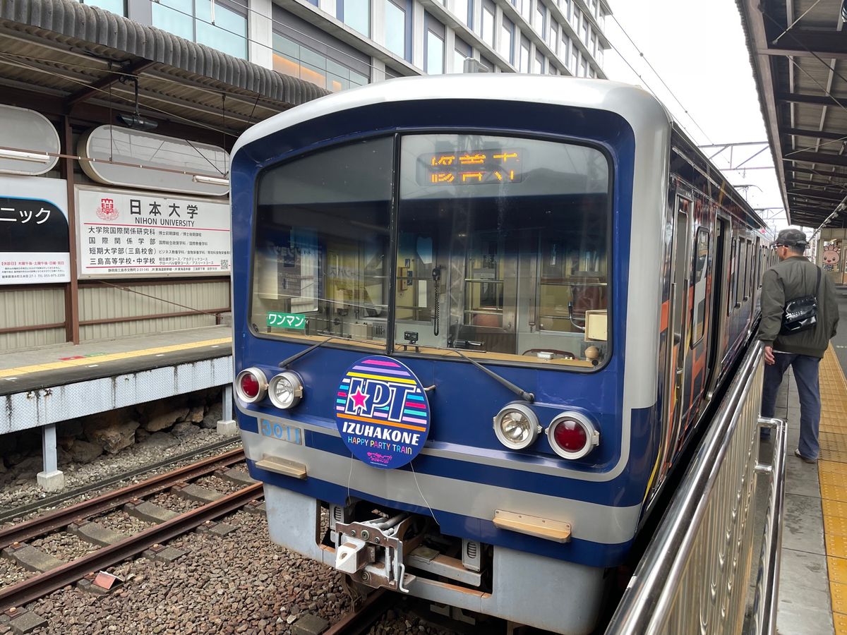 三島から修善寺までは伊豆箱根鉄道線で。乗った列車は地元（沼津）を舞台にした...