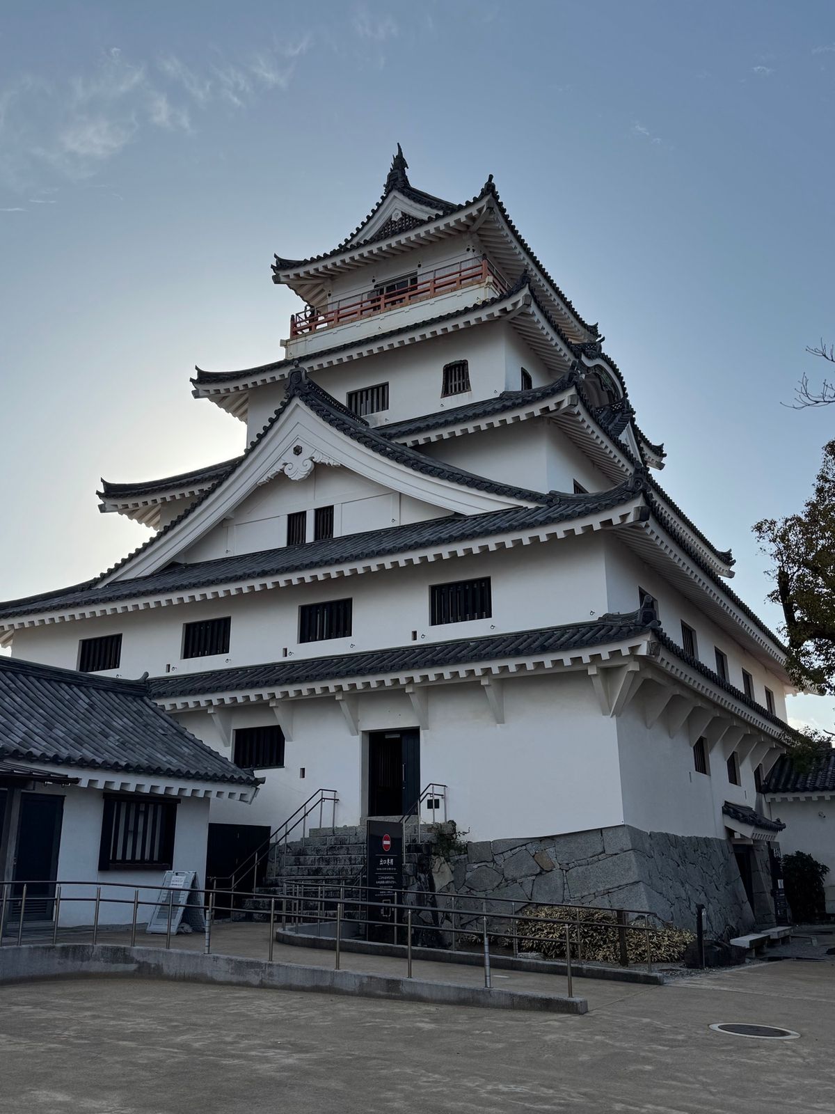 佐賀県　唐津市
●唐津城
唐津城の天守閣からの眺望

展示がとても面白い。...