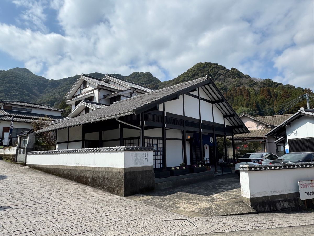 佐賀県　伊万里市　大川内山

伊万里焼きだらけ。橋も看板も案内図もみんな有...