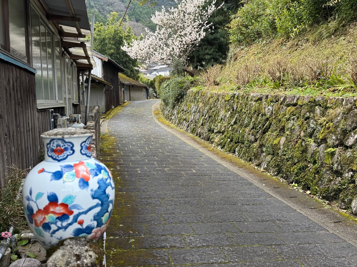 佐賀県　伊万里市　大川内山

伊万里焼きだらけ。橋も看板も案内図もみんな有...