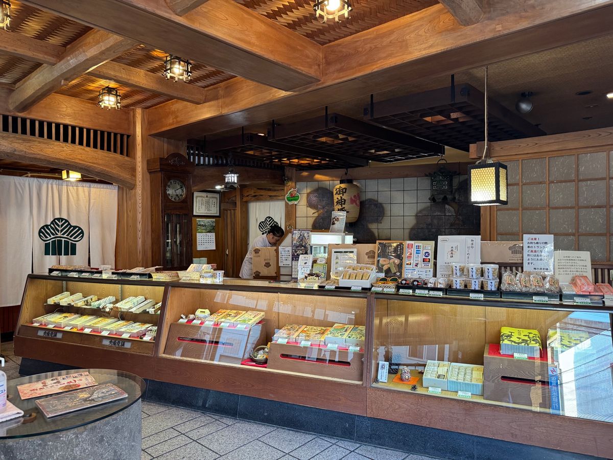 佐賀県　唐津市
和菓子店の「大原松露饅頭唐津本店」
●外観
●店内
●お菓...