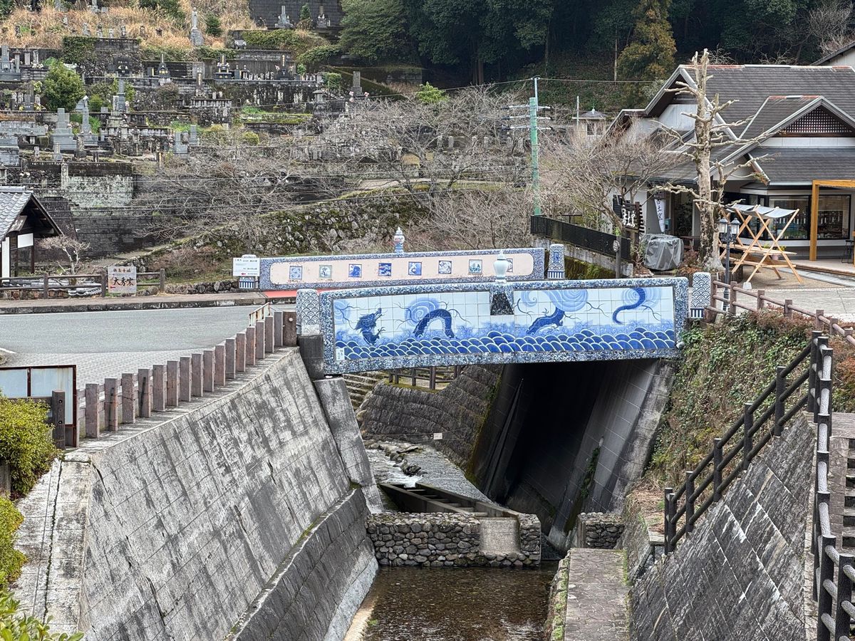 佐賀県　伊万里市　大川内山

伊万里焼きだらけ。橋も看板も案内図もみんな有...
