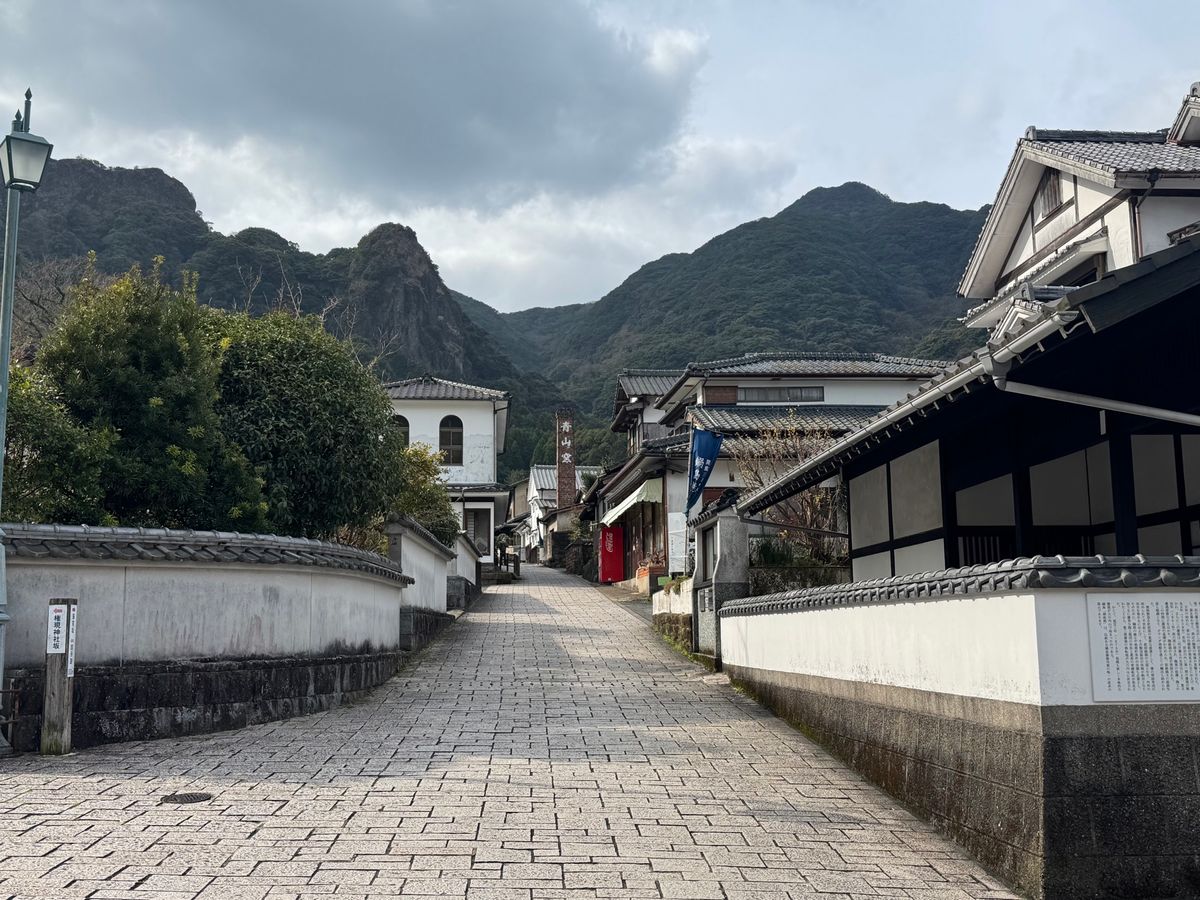 佐賀県　伊万里市　大川内山

伊万里焼きだらけ。橋も看板も案内図もみんな有...