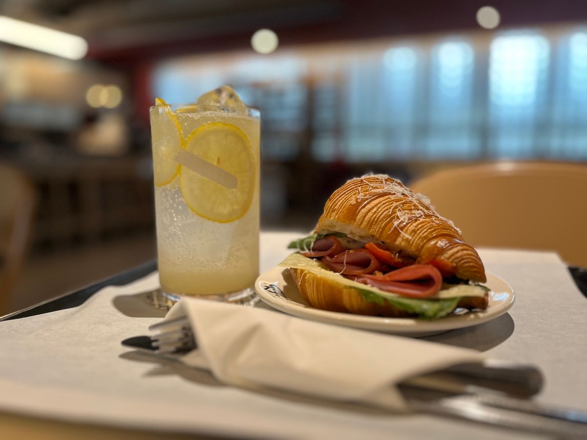 久しぶりの新沙グラスにレモン貼り付けてあるのがいい👏