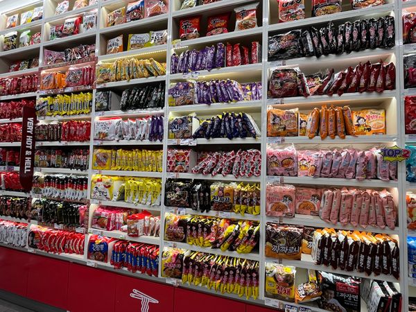 大韓民国 (韓国)・ソウル「韓国旅行」の写真：弘大にあるCUのセルフラーメンコンビニ
...