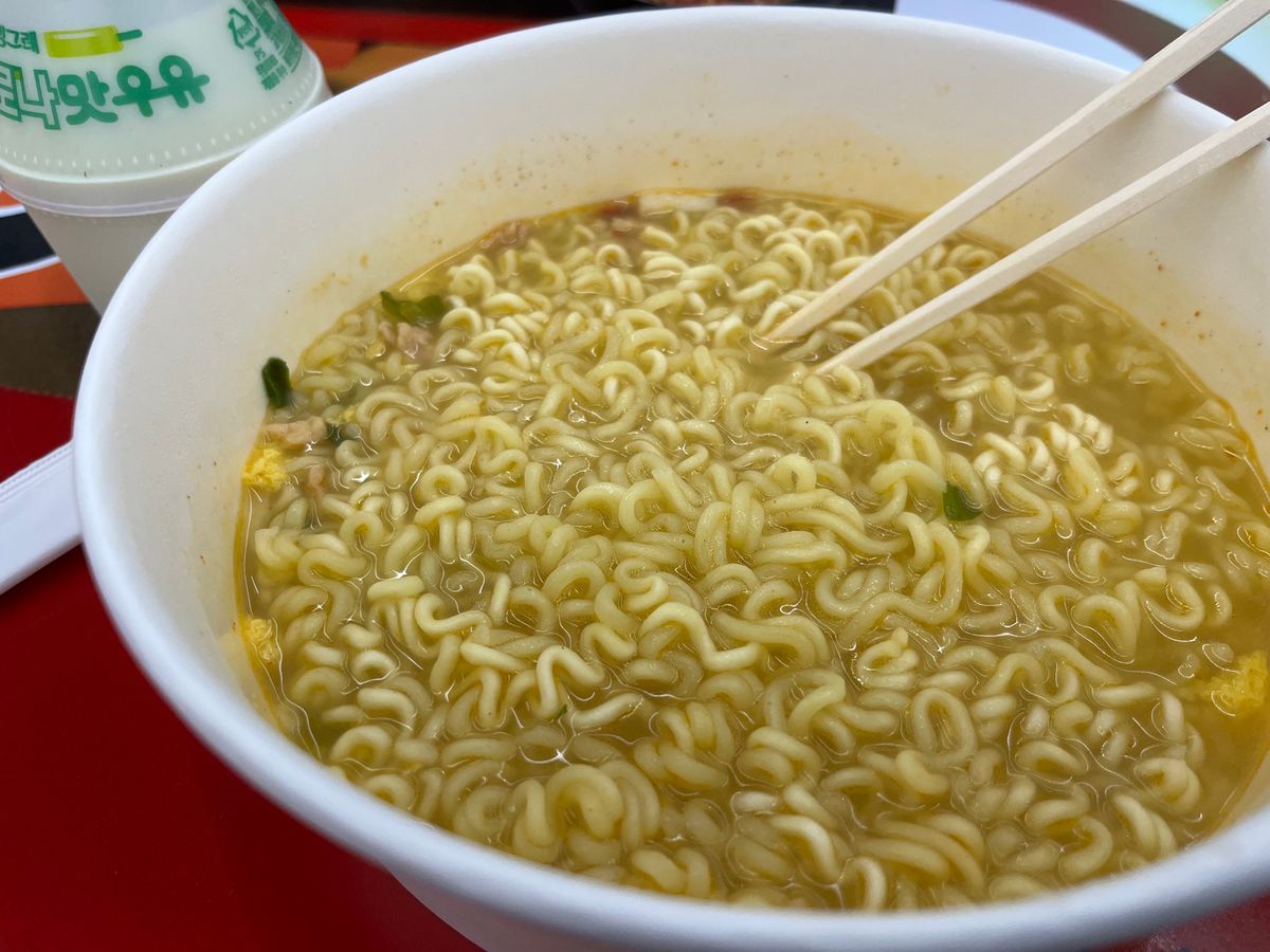 弘大にあるCUのセルフラーメンコンビニ
カップにラーメンを入れてバーコード...