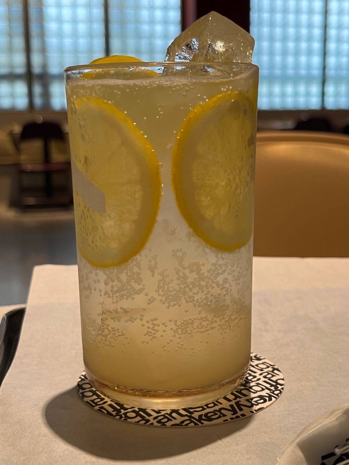 久しぶりの新沙グラスにレモン貼り付けてあるのがいい👏