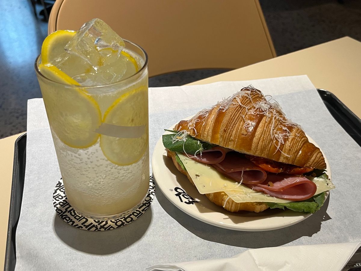 久しぶりの新沙グラスにレモン貼り付けてあるのがいい👏