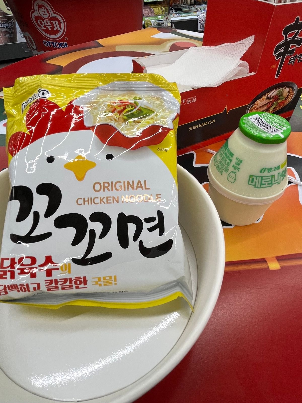 弘大にあるCUのセルフラーメンコンビニ
カップにラーメンを入れてバーコード...