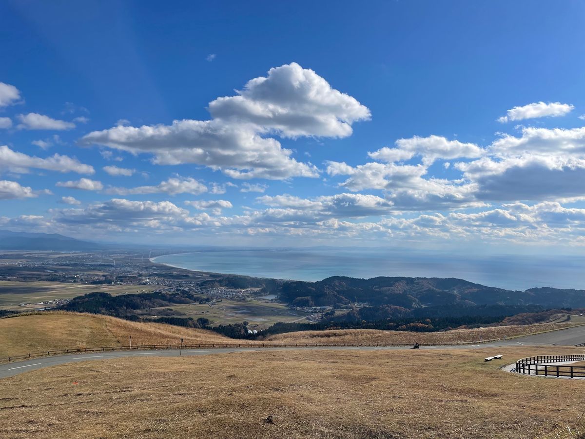 午前中で八郎潟の探鳥を終えた後は、男鹿半島の寒風山へ。天気も良く、眺めは良...
