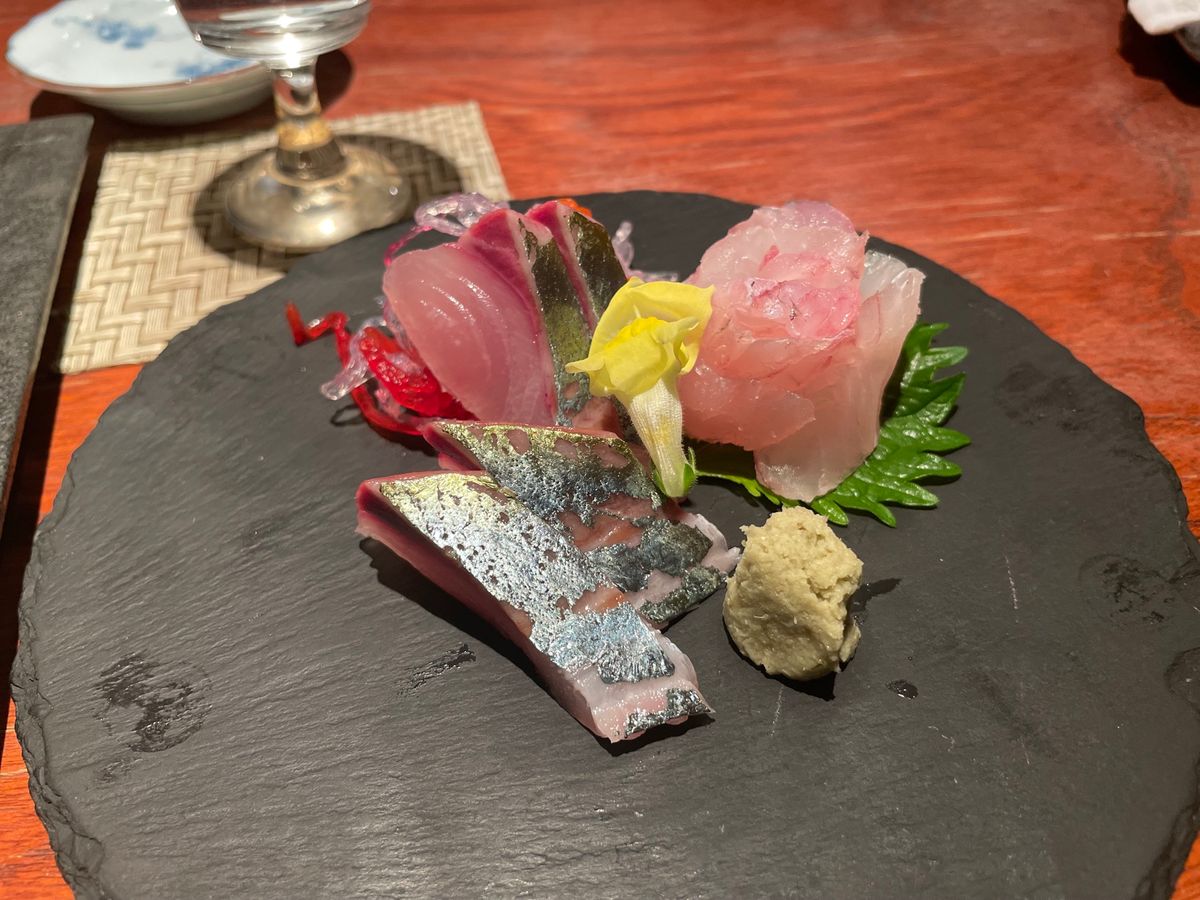 秋田の夜は駅近くにある炉端焼きのお店「とっぴんぱらりんのぷ」へ。新政など、...