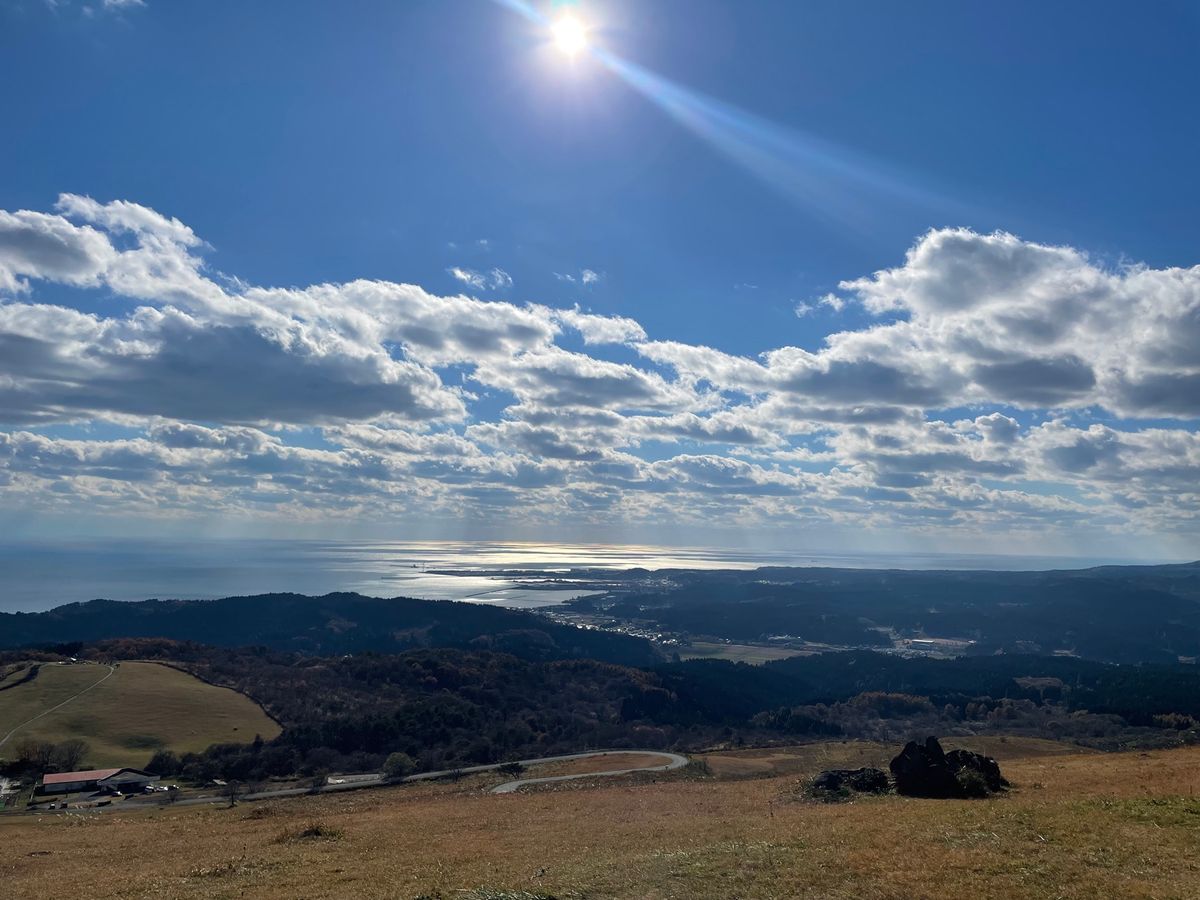 午前中で八郎潟の探鳥を終えた後は、男鹿半島の寒風山へ。天気も良く、眺めは良...