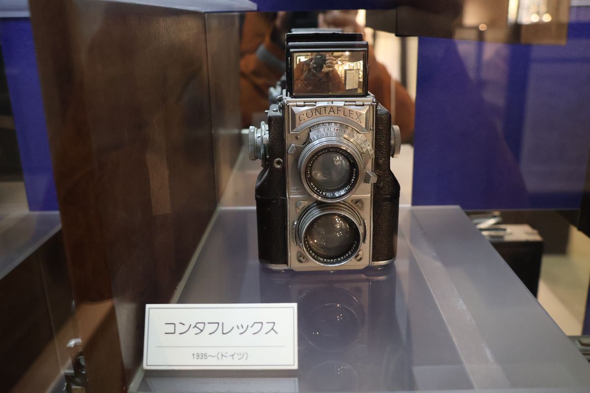 古い蓄音機やカメラも展示してありました。