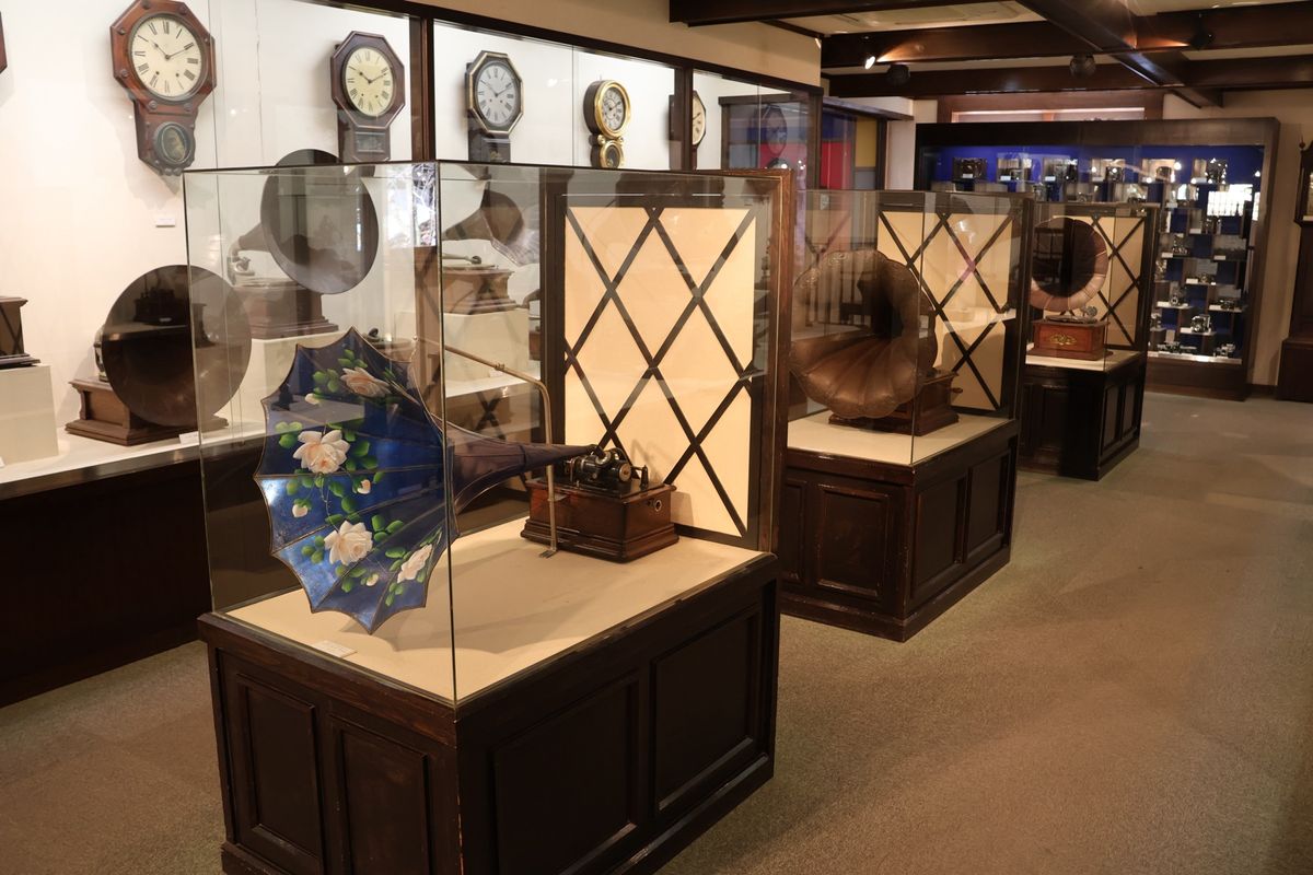 古い蓄音機やカメラも展示してありました。