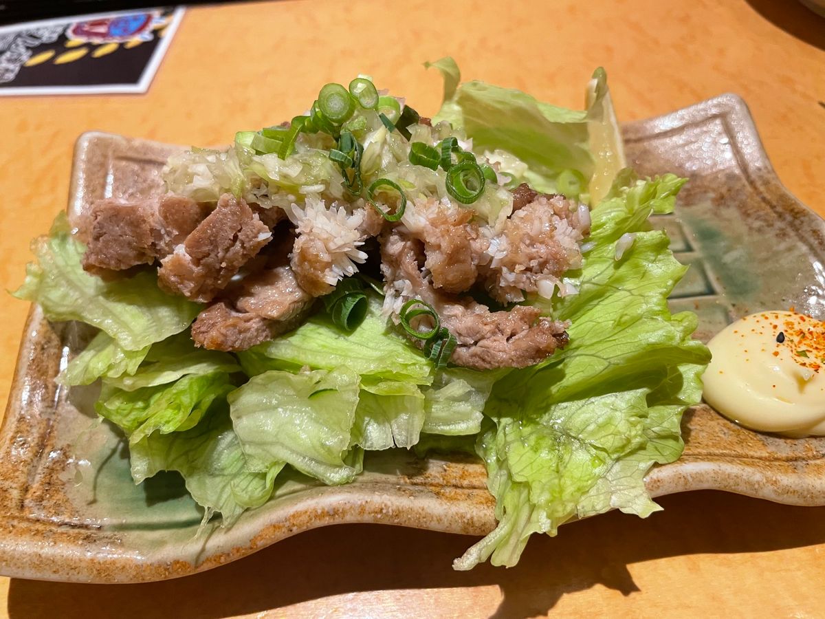 夕食はホテルのすぐ近くにある居酒屋さん。ハタハタの唐揚げ、いぶりがっこ、能...