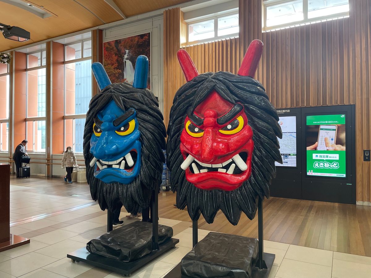 東京から新幹線で約4時間。目的地の秋田駅に着きました。駅では秋田犬とナマハ...