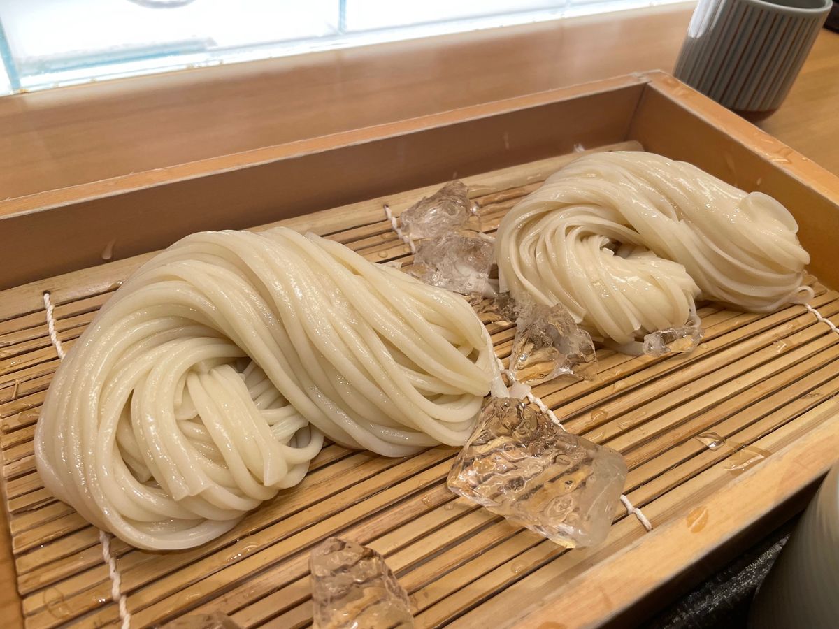 〆のうどんは寛文五年堂の稲庭うどん。乾麺と生麺の食べ比べ！