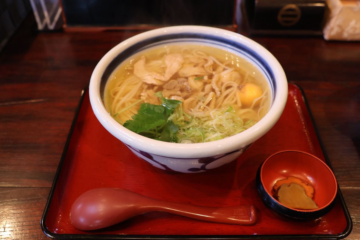 お昼は稲庭うどん。築200年以上という古民家を改装したお店でした。お店の前...