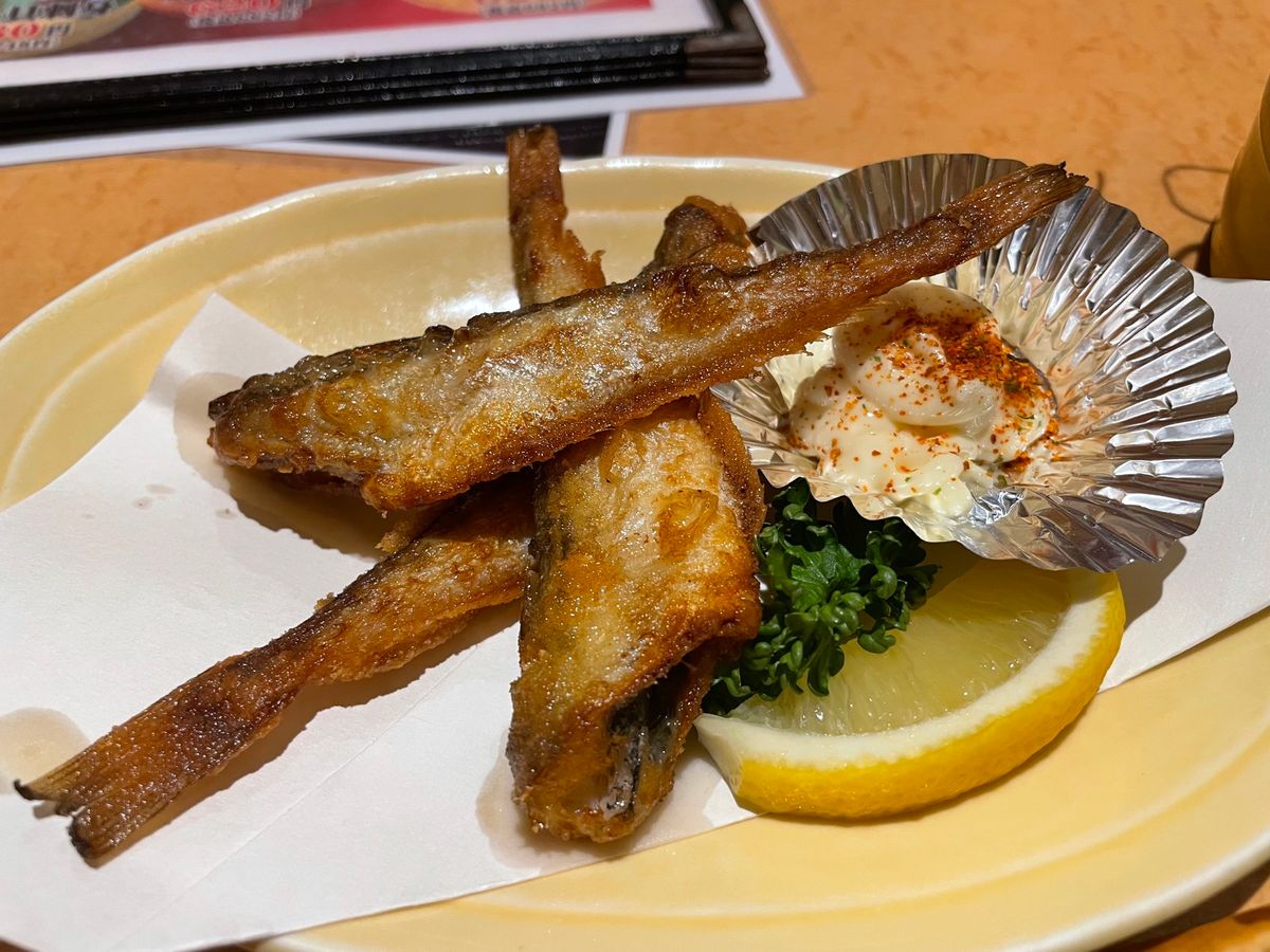 夕食はホテルのすぐ近くにある居酒屋さん。ハタハタの唐揚げ、いぶりがっこ、能...