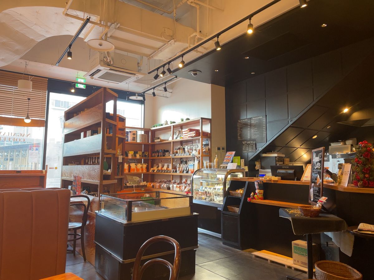 秋田駅近くのカフェでモーニング。