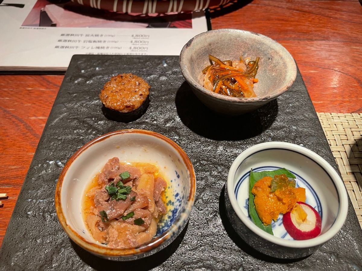 秋田の夜は駅近くにある炉端焼きのお店「とっぴんぱらりんのぷ」へ。新政など、...