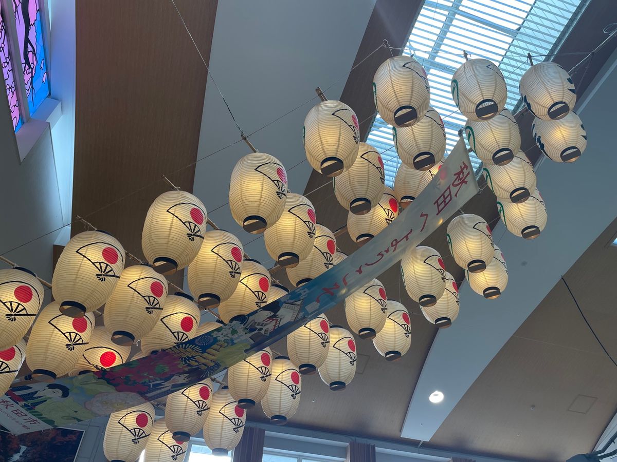 東京から新幹線で約4時間。目的地の秋田駅に着きました。駅では秋田犬とナマハ...