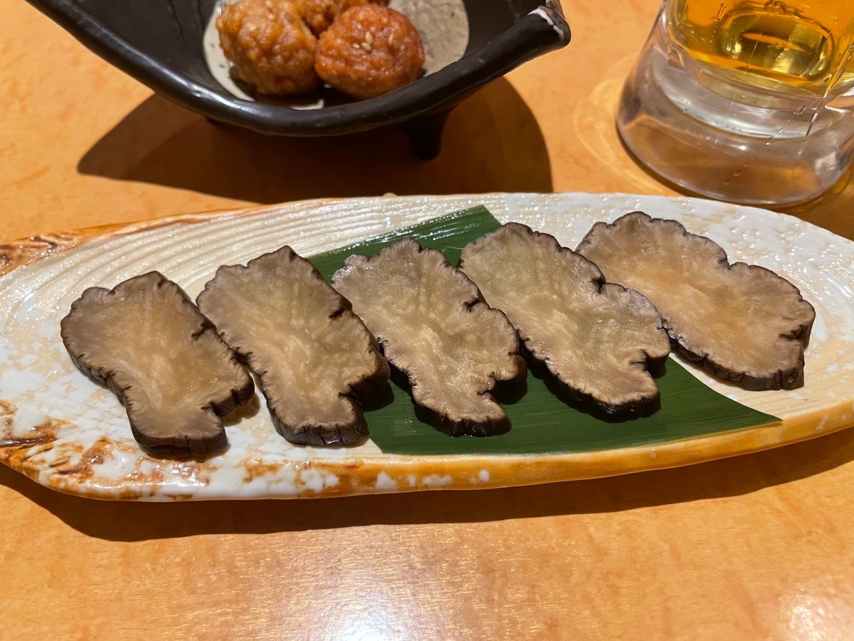 夕食はホテルのすぐ近くにある居酒屋さん。ハタハタの唐揚げ、いぶりがっこ、能...