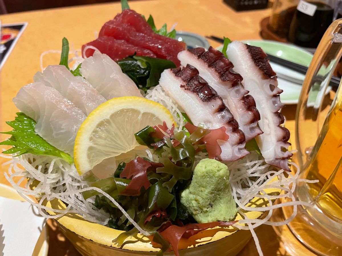 夕食はホテルのすぐ近くにある居酒屋さん。ハタハタの唐揚げ、いぶりがっこ、能...