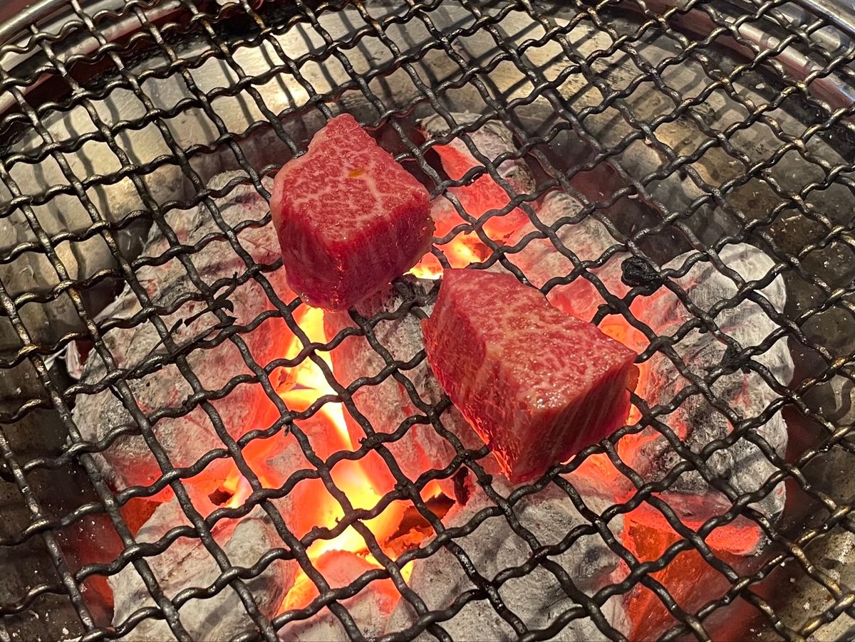 まずはランチから。秋田駅近くにある「炭火焼肉　久」に行ってきました。落ち着...