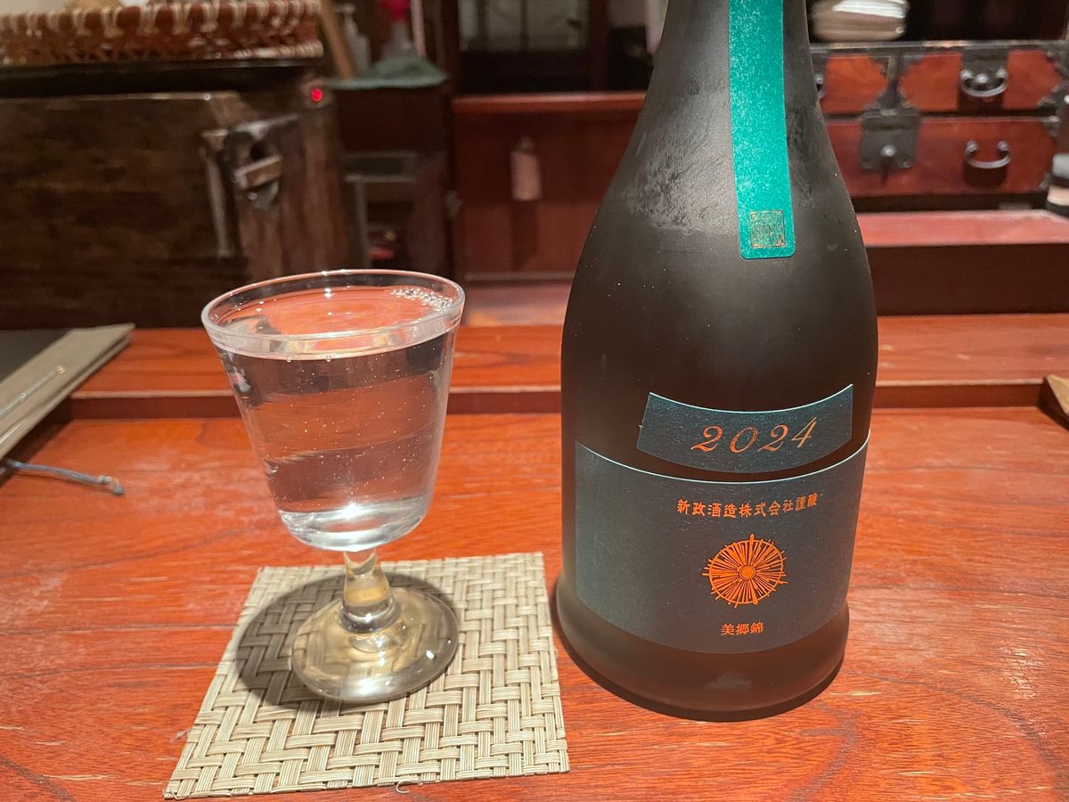 秋田の夜は駅近くにある炉端焼きのお店「とっぴんぱらりんのぷ」へ。新政など、...