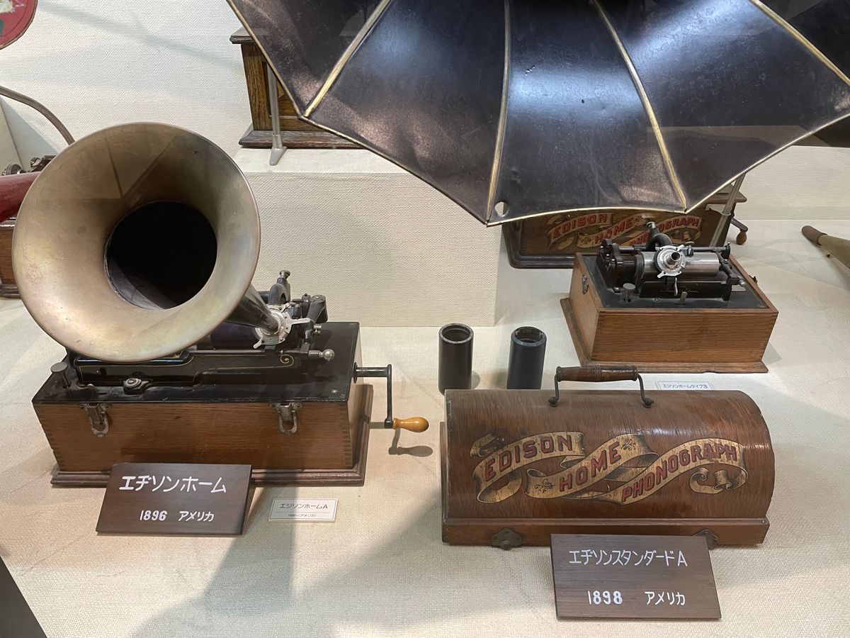 古い蓄音機やカメラも展示してありました。
