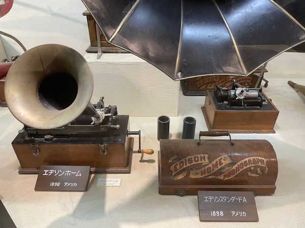 日本・角館「2025年・秋田・八郎潟・角館」の写真：古い蓄音機やカメラも展示してありました。