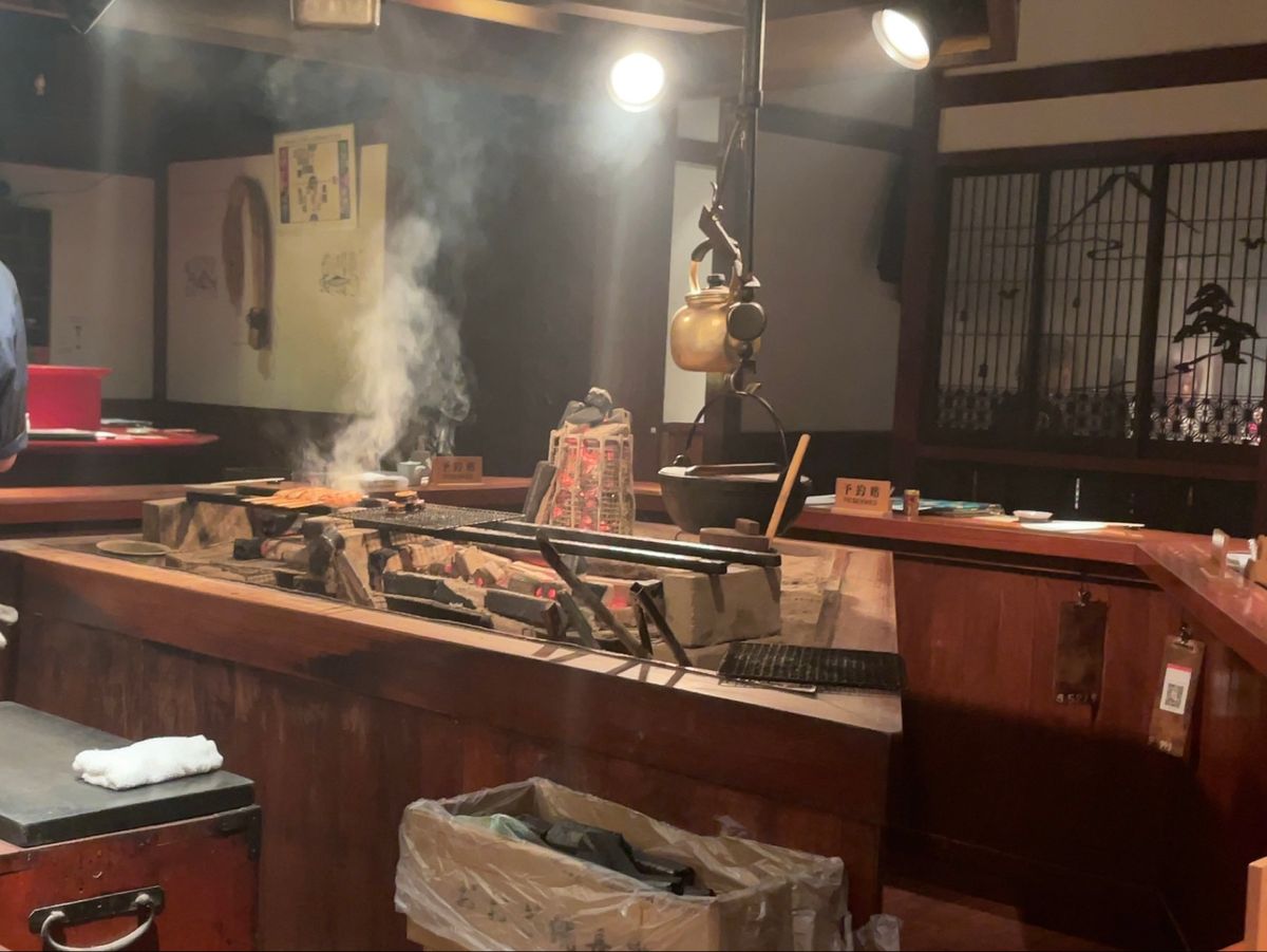 秋田の夜は駅近くにある炉端焼きのお店「とっぴんぱらりんのぷ」へ。新政など、...