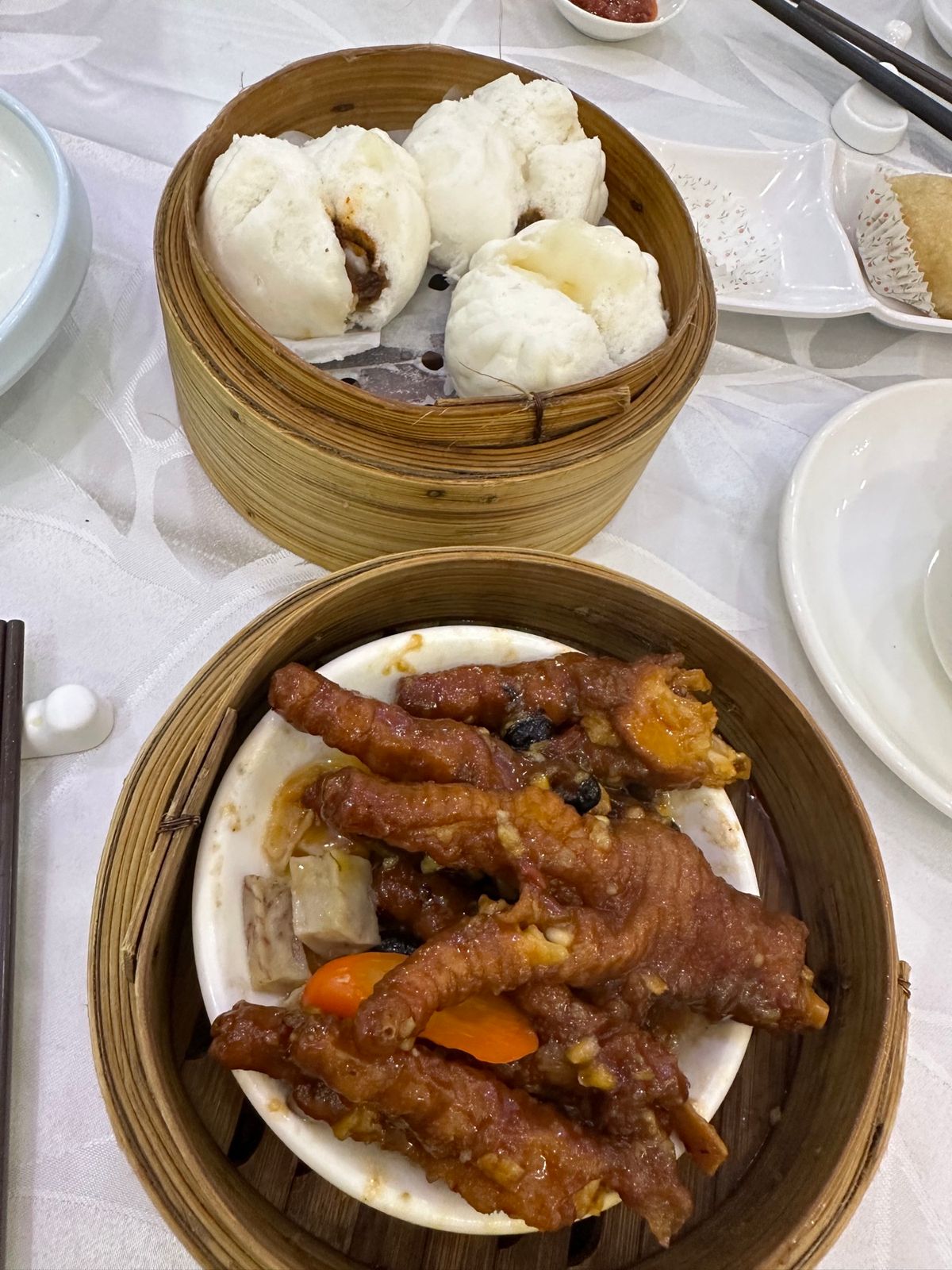 トラムで天后まで移動して御名軒で飲茶です。
ここ、ピークを過ぎた午後3時か...