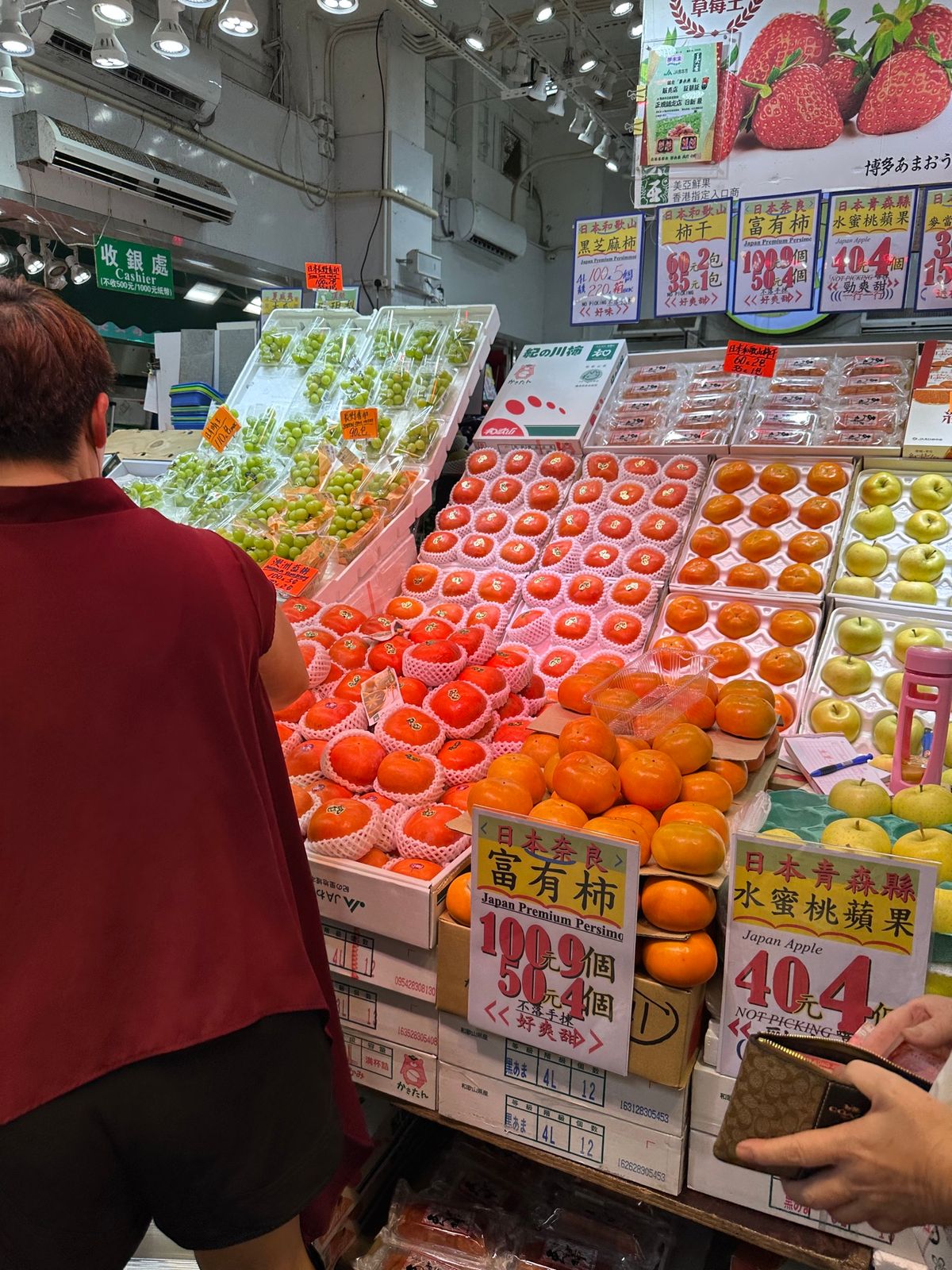 ウォーキング後は合和中心を抜けて、湾仔市場へ。

奈良県産か和歌山県産の柿...