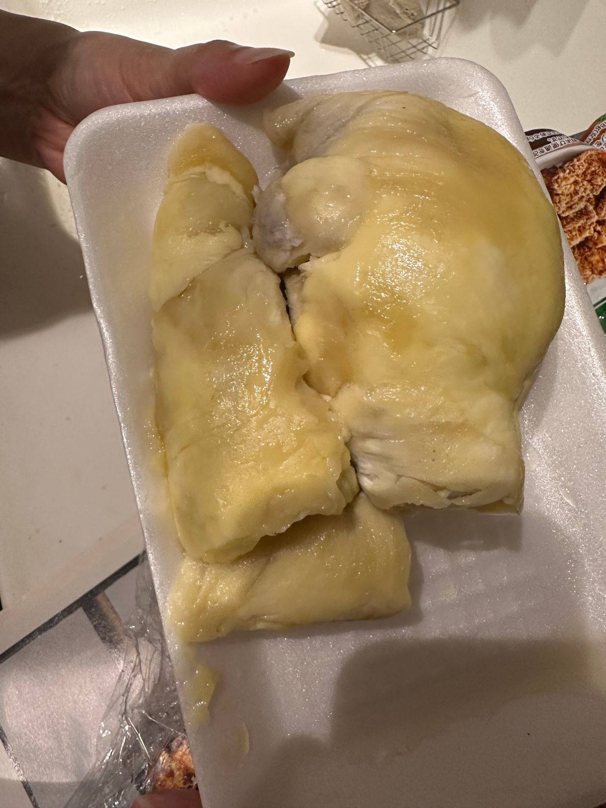 晩御飯は自宅で済まして、デザートはドリアン。自分も妻も大のドリアン好き、キ...