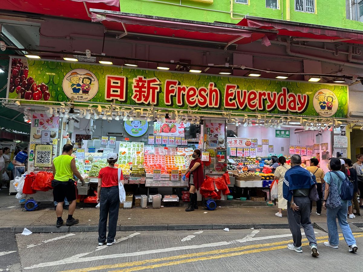 ウォーキング後は合和中心を抜けて、湾仔市場へ。

奈良県産か和歌山県産の柿...