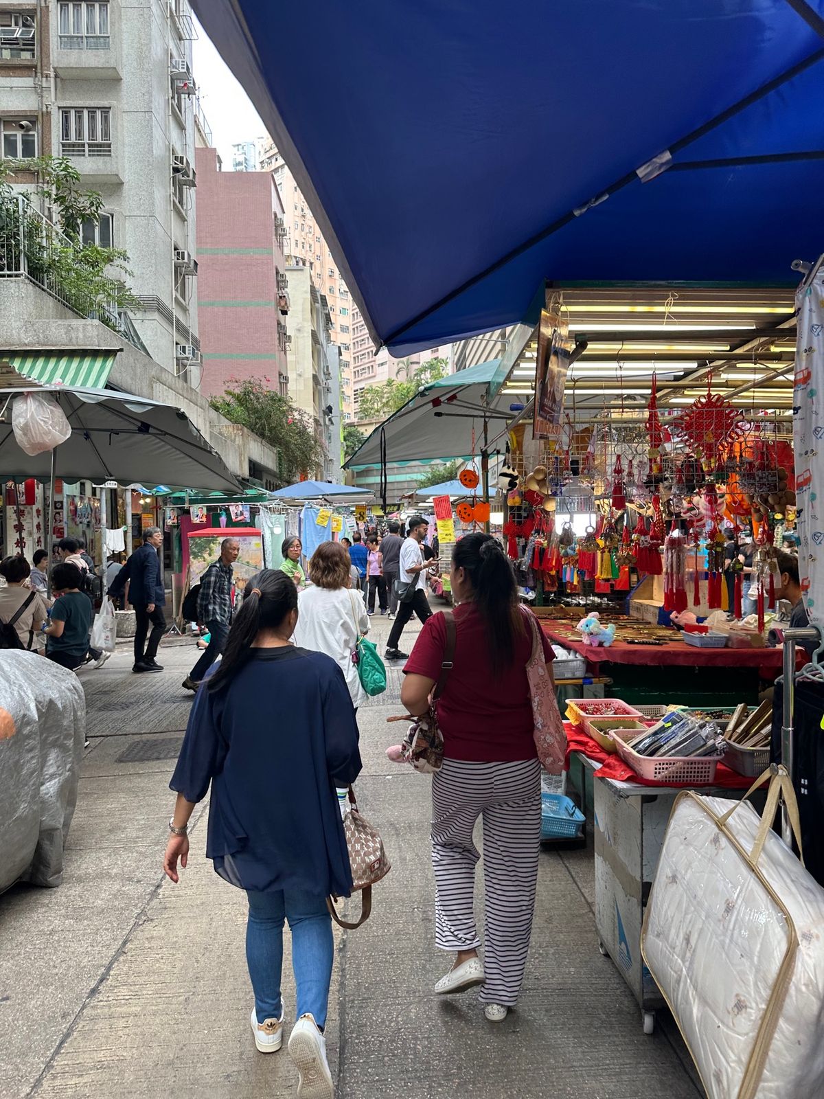ウォーキング後は合和中心を抜けて、湾仔市場へ。

奈良県産か和歌山県産の柿...