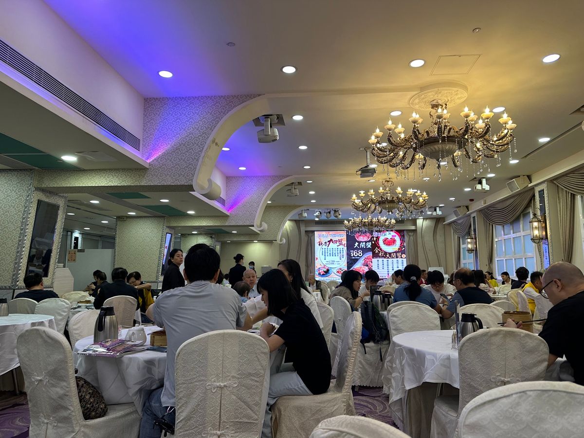 トラムで天后まで移動して御名軒で飲茶です。
ここ、ピークを過ぎた午後3時か...