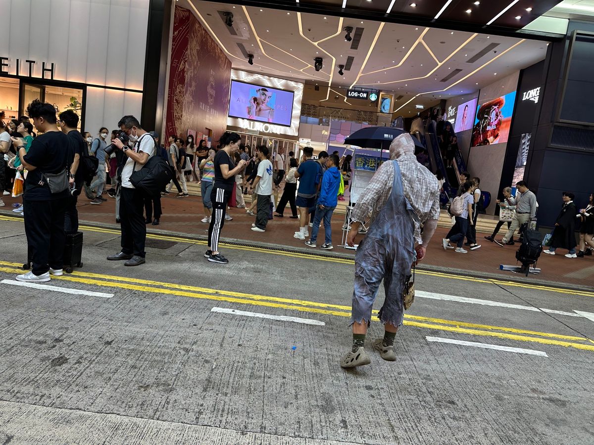香港のハロウィン。
渋谷程ではないけど、交通規制が敷かれてました。
コスプ...