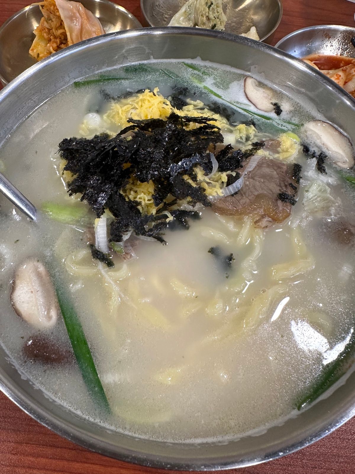 妻の提案で、九龍の佐敦へ韓国刀削麺を食べに行きました。

セットで出てきた...