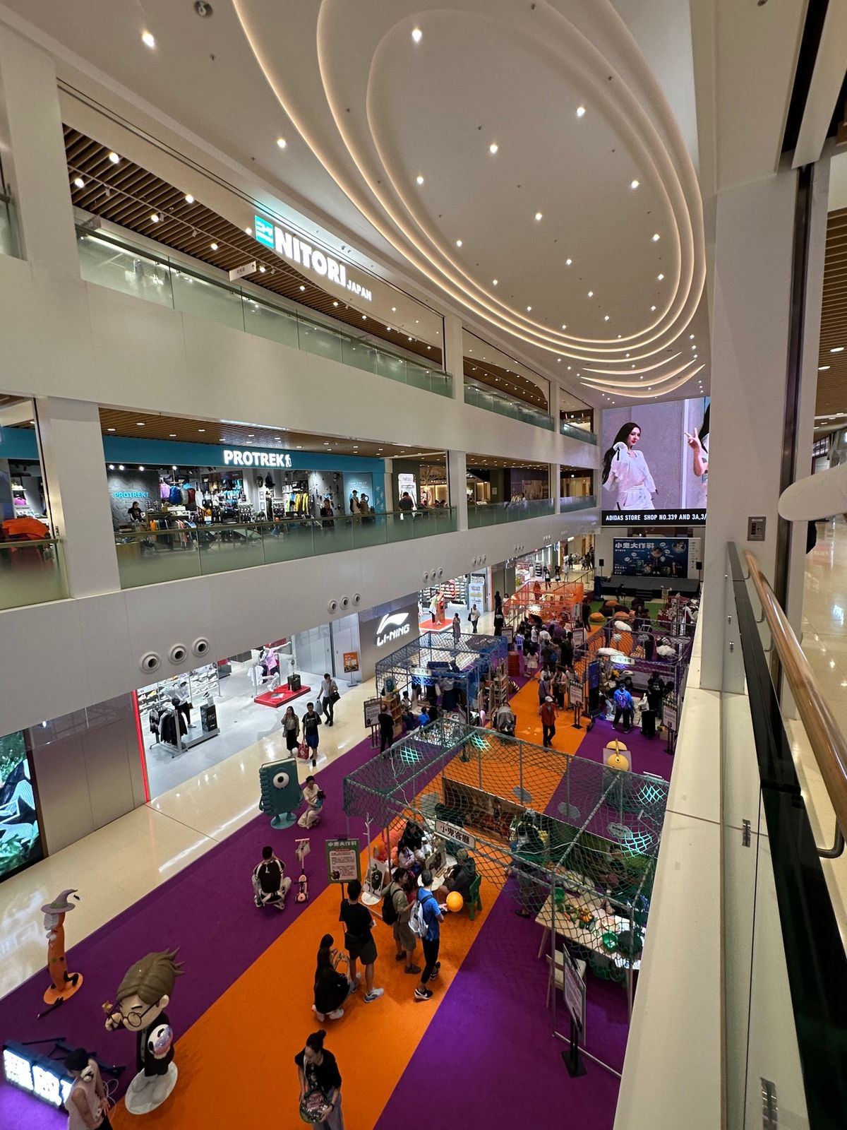 ウォーキング後は合和中心を抜けて、湾仔市場へ。

奈良県産か和歌山県産の柿...