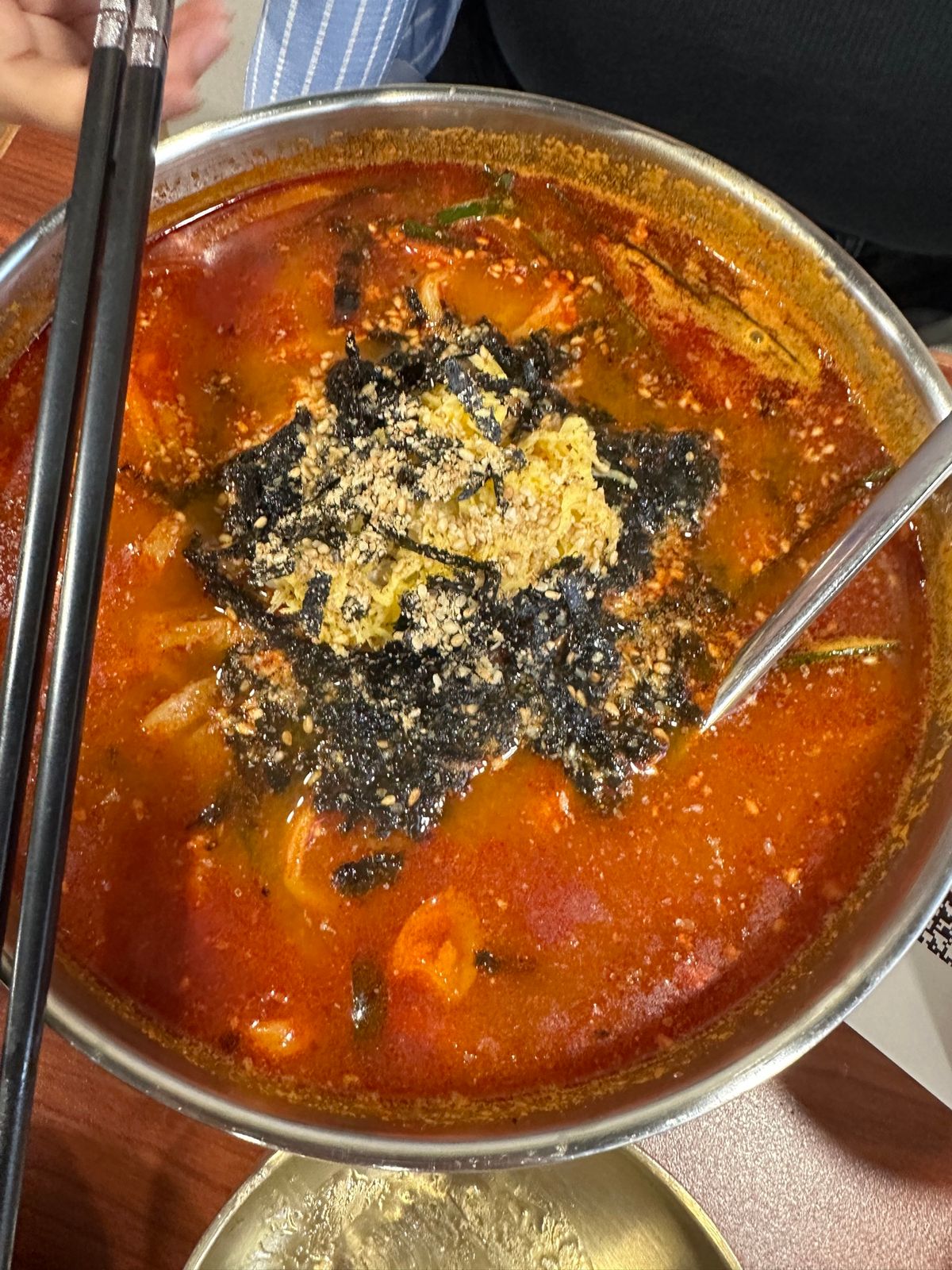 妻の提案で、九龍の佐敦へ韓国刀削麺を食べに行きました。

セットで出てきた...