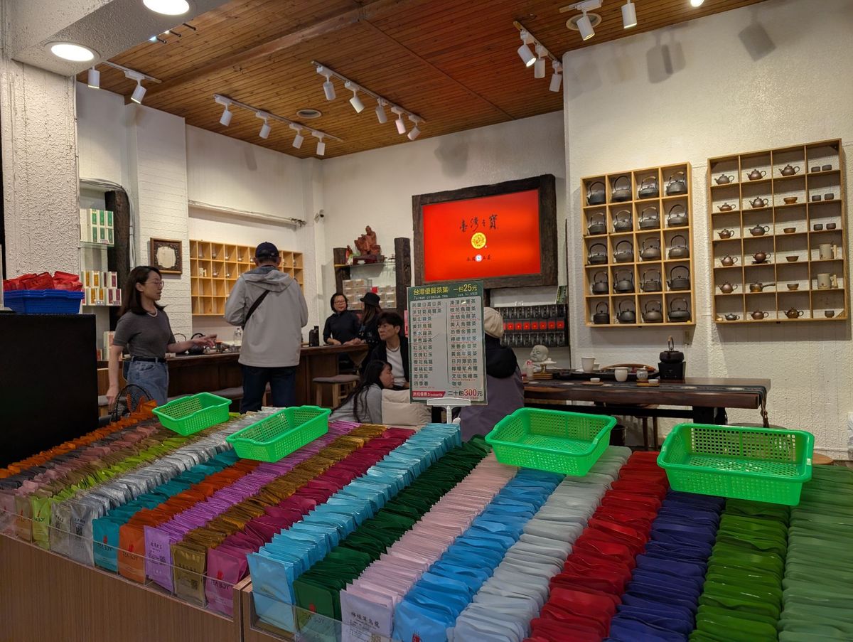 6日目
九份へ。九份は年間の7割ほどが雨天らしく、日中はあまり良い景色では...