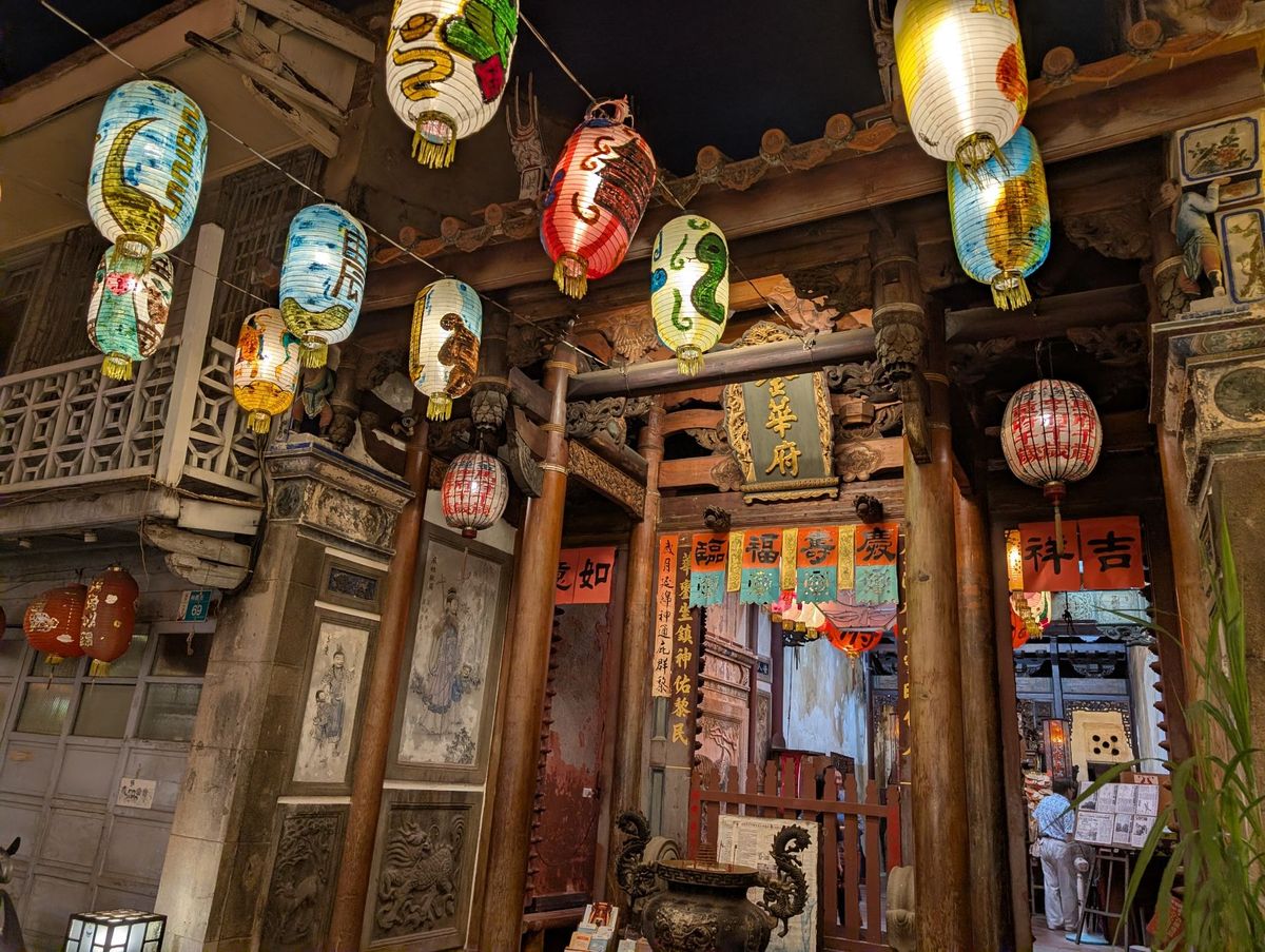 2日目後半
この日の宿泊地は台南。ホテルにチェックインして街を散策。有名な...