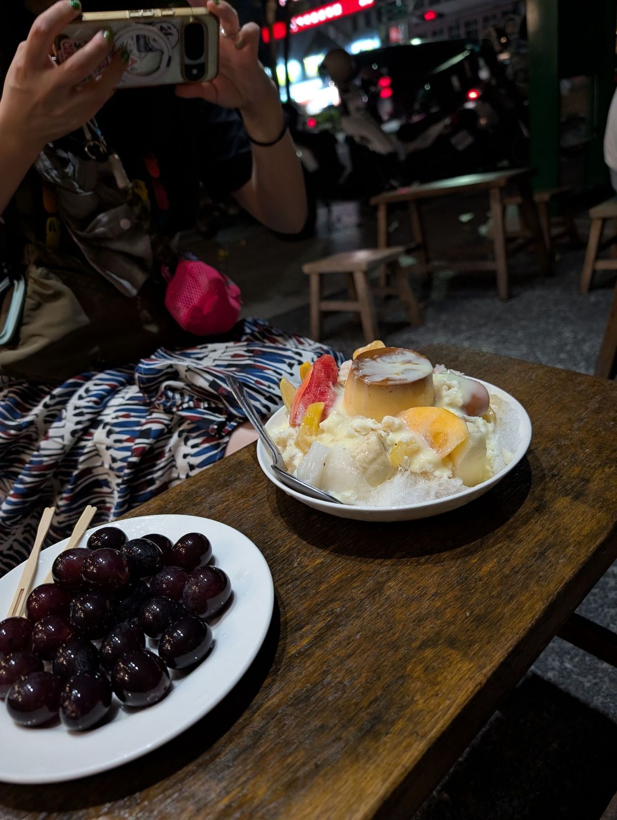 2日目後半
この日の宿泊地は台南。ホテルにチェックインして街を散策。有名な...