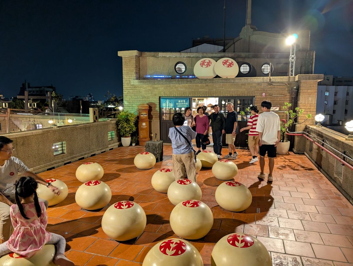 2日目後半
この日の宿泊地は台南。ホテルにチェックインして街を散策。有名な...