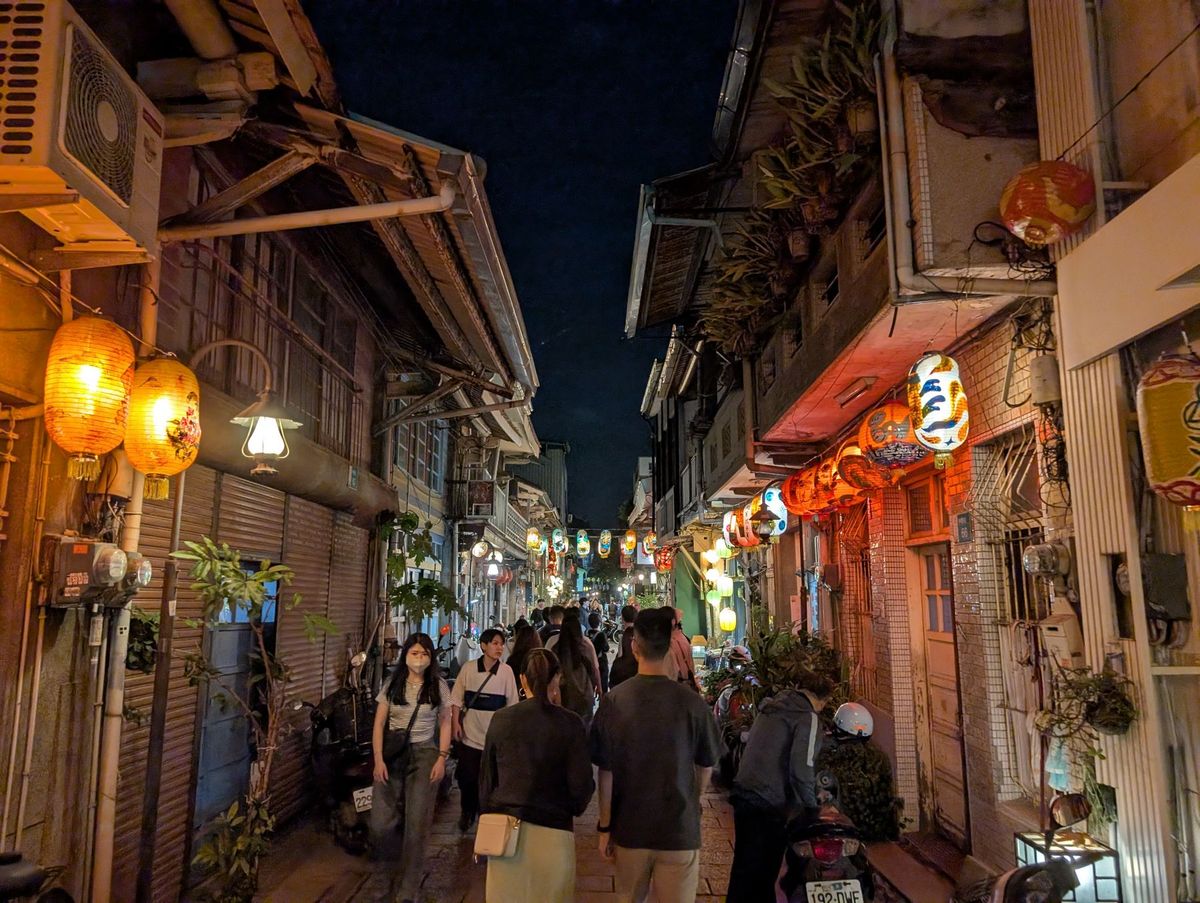 2日目後半
この日の宿泊地は台南。ホテルにチェックインして街を散策。有名な...