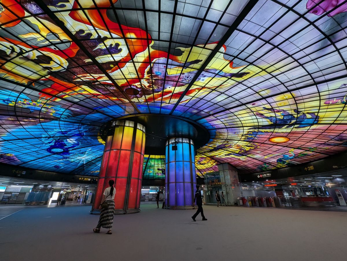 3日目後半
高雄へ移動。高雄駅、夕日の見える磯、龍虎塔、三鳳宮を巡って最後...